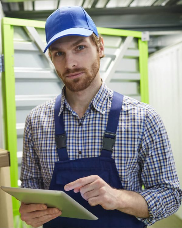 manual-worker-using-tablet-pc-2021-08-27-22-16-12-utc-1.jpg manual-worker-using-tablet-pc-2021-08-27-22-16-12-utc-1.jpg